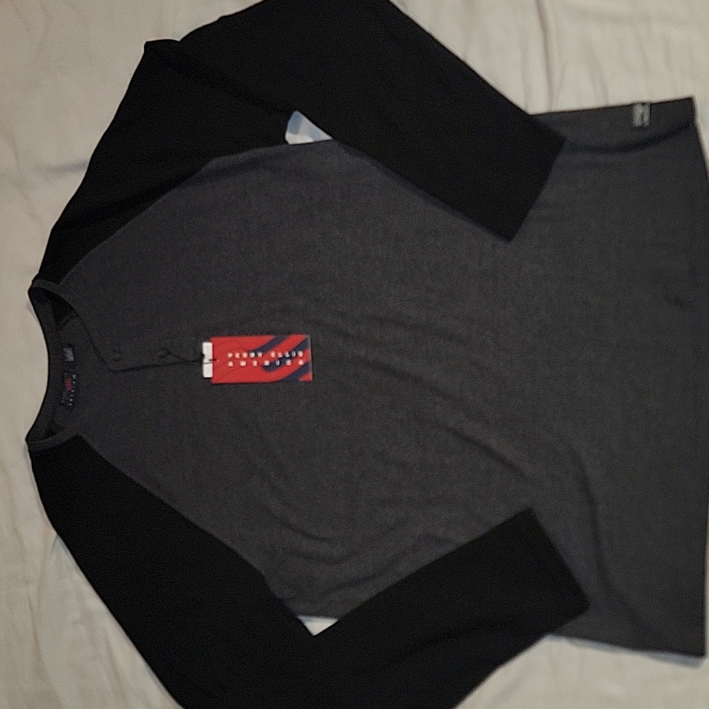 (NWT) Men's Perry Ellis America.  Gray and Black Thermal Style Long Sleeve Shirt